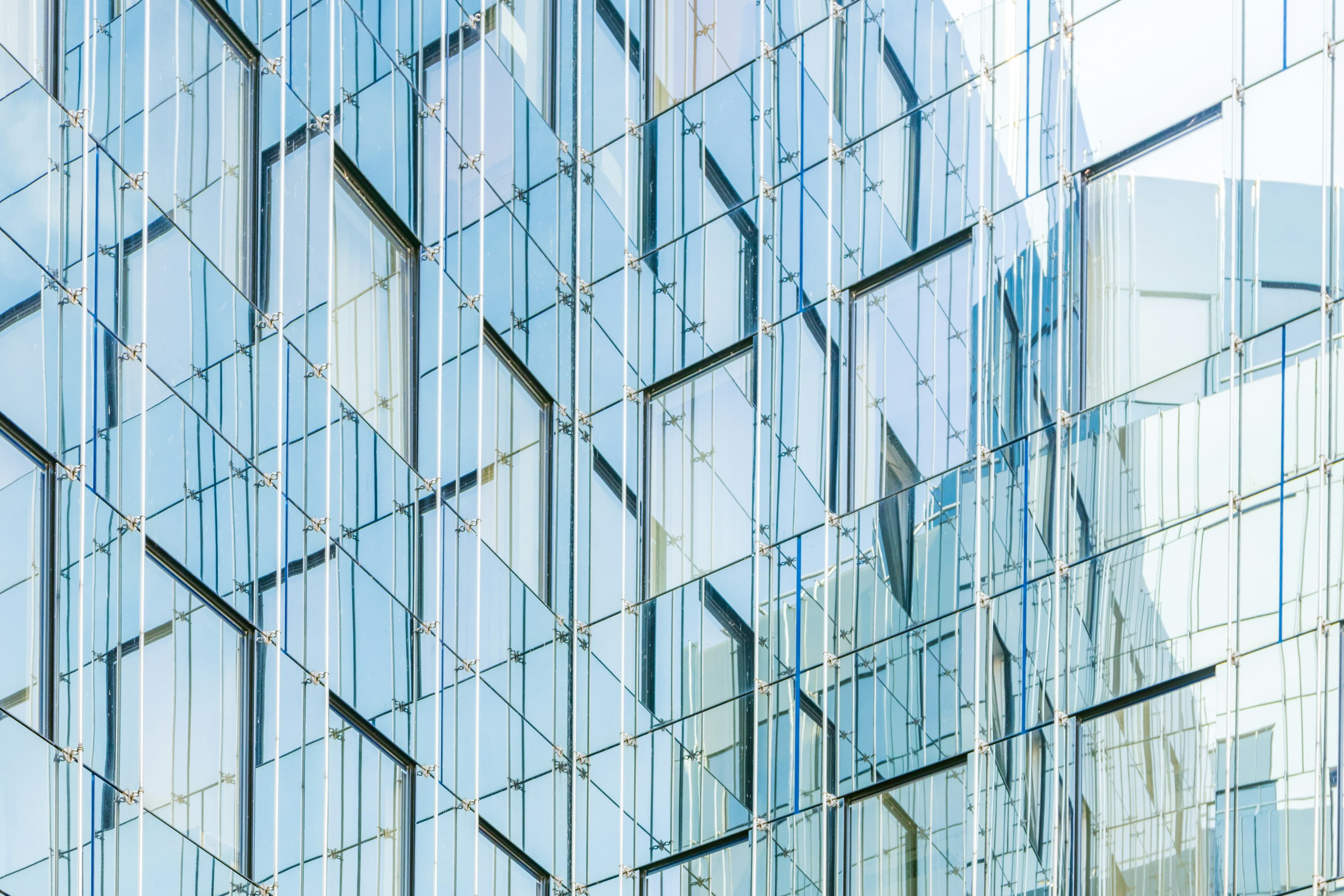 Fachada de edifício corporativo climatizado